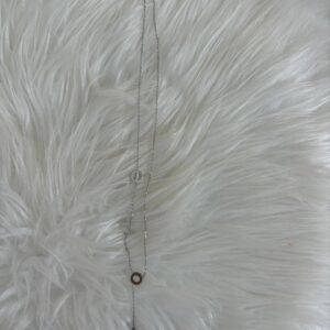 Collar Plateado Abstracto con Detalles Geométricos