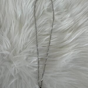 Collar Plateado con Dije Cuadrado Negro